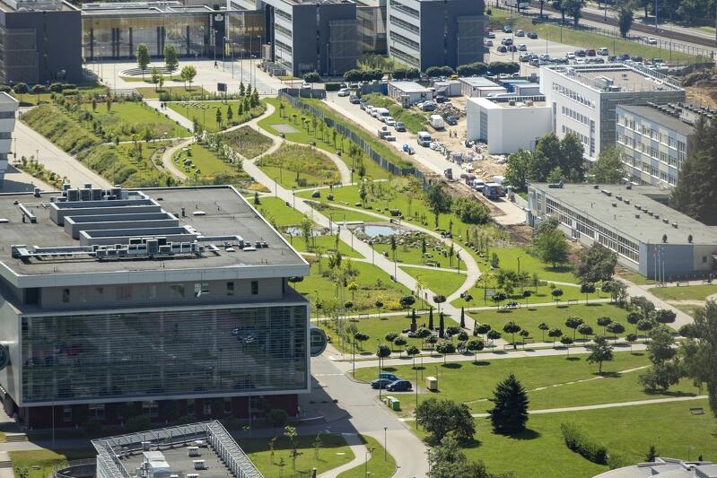 Lipiec 2019 - widok na Bałtycki Kampus Uniwersytetu Gdańskiego z perspektywy tarasu widokowego Olivia Business Centre