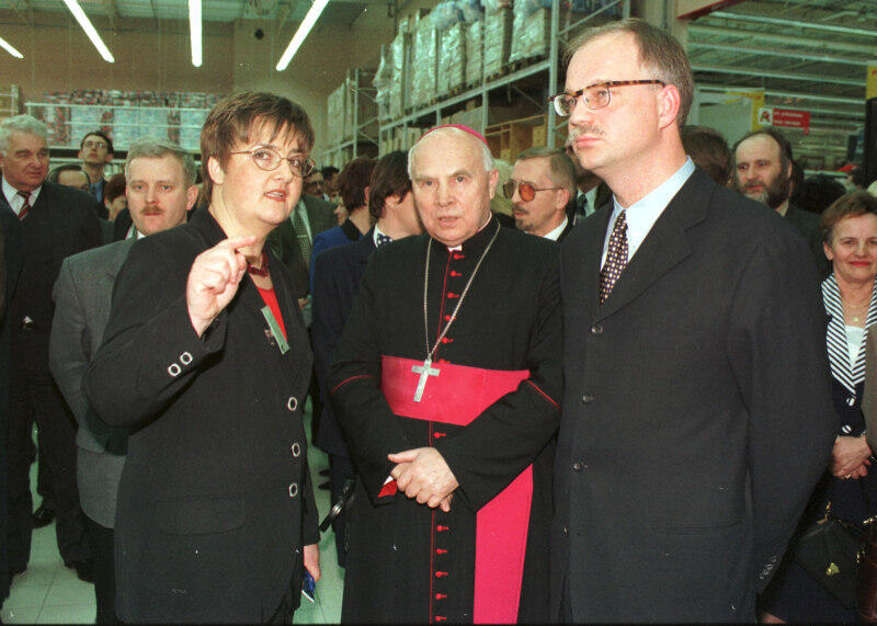 Otwarcie hipermarketu Auchan, 1998 r. Nz. od prawej Tomasz Posadzki, abp Tadeusz Gocłowski - metropolita gdański i Katarzyna Szypiło - rzecznik Auchan Gdańsk