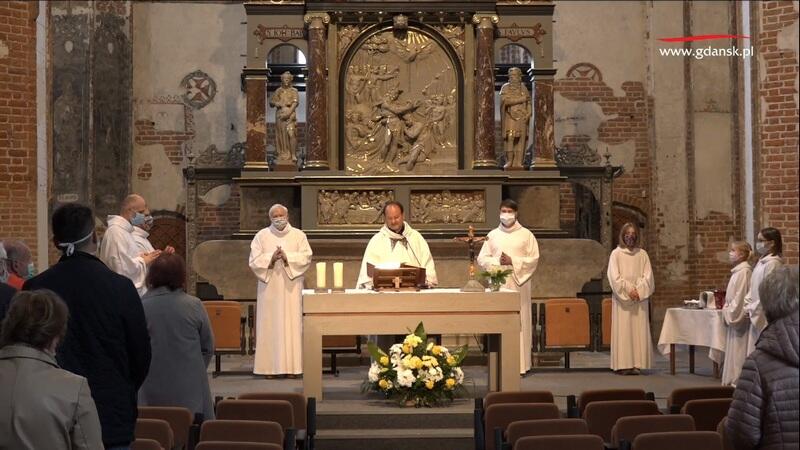 W niedzielę, 24 maja, w kościele św. Jana w Gdańsku odbyła się kolejna msza święta z ograniczoną liczbą wiernych. Pozostali - jak co tydzień - mogli uczestniczyć online