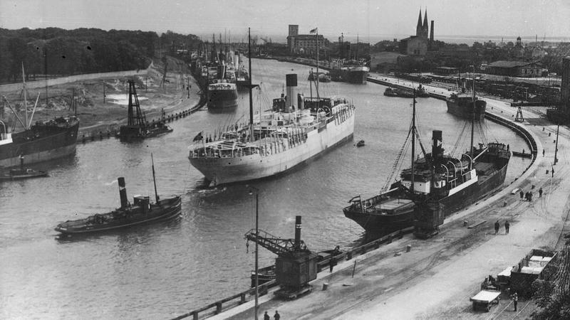Gdańsk, druga połowa lat 30-tych XX wieku. Statki w kanale portowym 