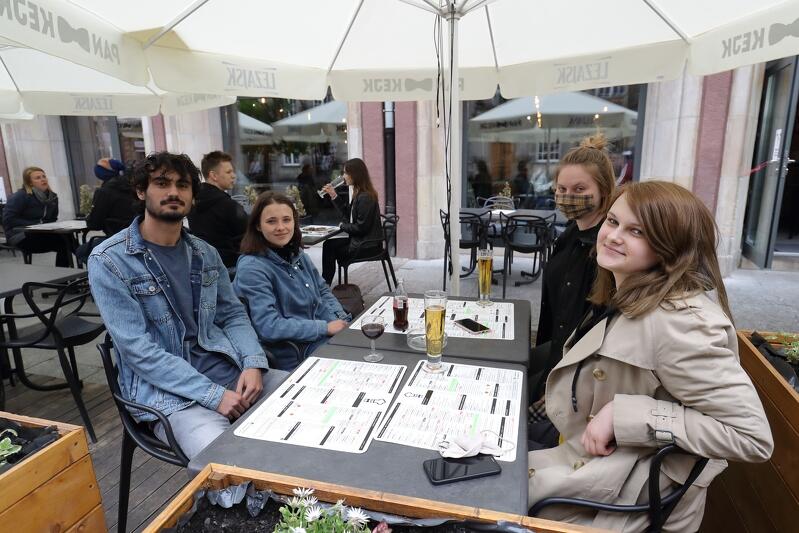 Klienci w ogródku restauracji Pankejk przy ul. Długiej, 23 maja 2020, pierwszy weekend ponownego otwarcia lokali