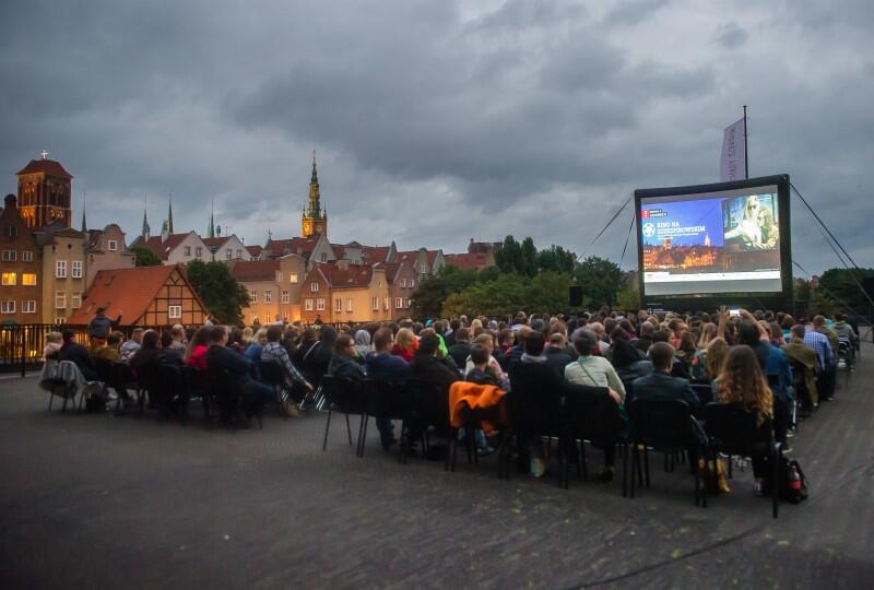 Oglądając filmy na dachu Gdańskiego Teatru Szekspirowskiego czekają nas wspólne emocje, ale taka bliskość fizyczna pomiędzy widzami - już nie 
