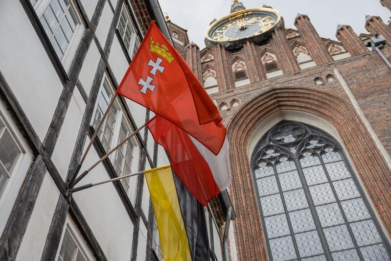 Trzy flagi jako symbole trzech źródeł tożsamości: gdańskiej, polskiej i pomorskiej