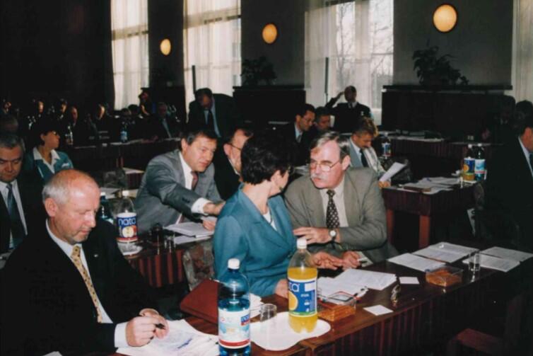 Sesje Rady Miasta Gdańska do 1999 r. odbywały się w sali 107 Urzędu Miejskiego. Od tamtego czasu RMG ma osobną siedzibę w Nowym Ratuszu i tam radni odbywają sesje