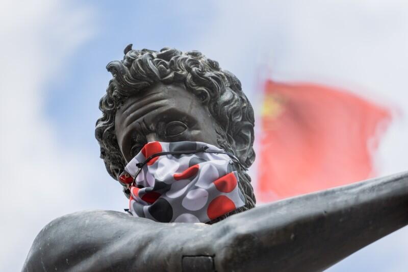 Od 16 kwietnia zakrywanie nosa i ust było obowiązkowe. Solidarnie z mieszkańcami w maseczki zostały wyposażone gdańskie pomniki, w tym symbol Gdańska, Neptun. Od 30 maja obowiązek zostaje zniesiony, o ile zachowamy dystans społeczny