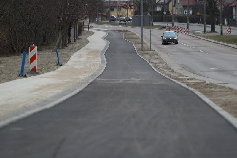Nowa droga rowerowa wzdłuż ul. Potokowej jest niemal gotowa. Od czwartku wprowadzić trzeba jednak zmiany w ruchu kołowym