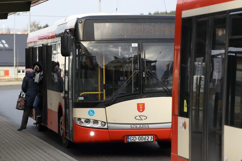 Bilety, ale tylko karnety za odliczoną gotówkę, będzie można znów kupić od 1 czerwca w gdańskich autobusach i tramwajach 