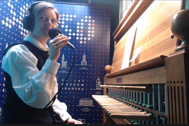 Monika Kaźmierczak podczas koncertu, przy klawiaturze carillonu Ratusza Głównomiejskiego