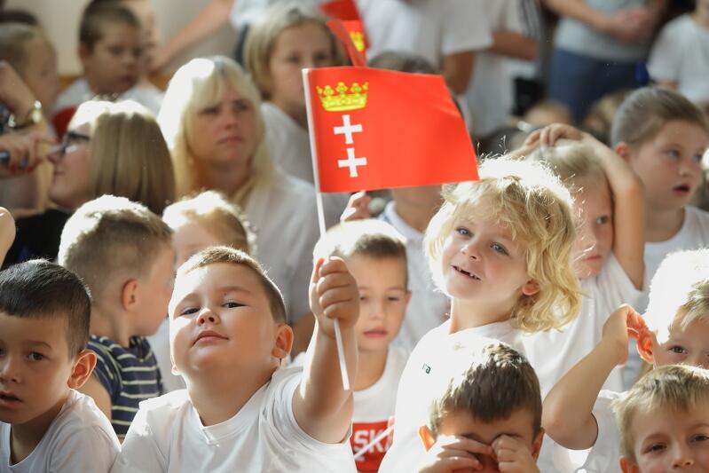 Uczniowie SP 82 w Gdańsku, podczas uroczystości z okazji otwarcia wybudowanego przez Miasto 99. przyszkolnego boiska z bieżnią - wrzesień 2018 roku
