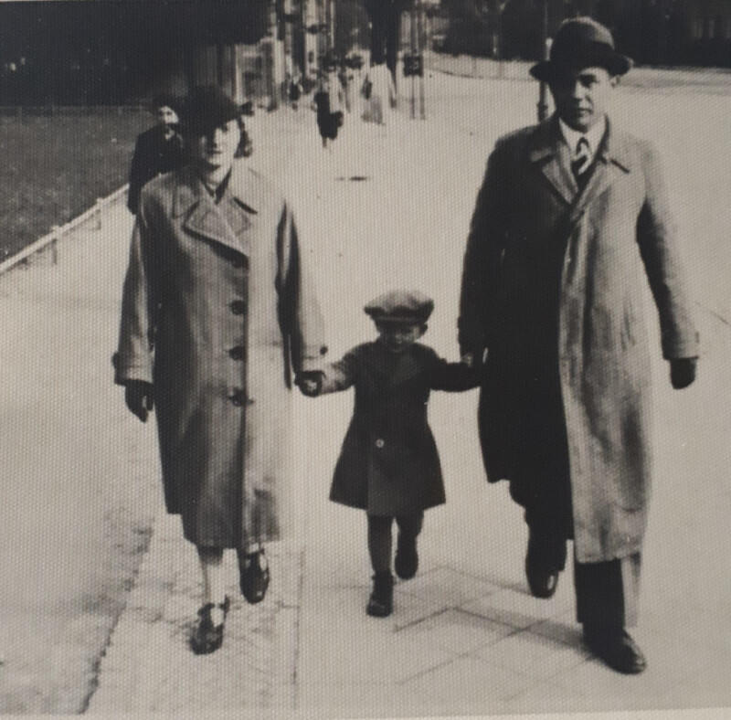 Z żoną Klarą i synem Jarosławem na spacerze. Gdańsk, 1937 rok