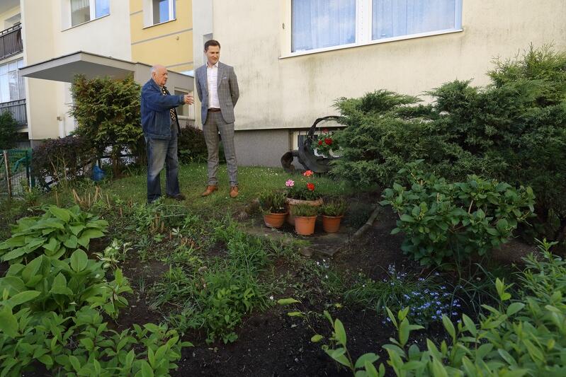 Marian Leśków, mieszkaniec Piecek - Migowa i zaprzysiężony osiedlowy ogrodnik (z dyplomem dziękczynnym od spółdzielni) prezentuje swój ogródek prezydentowi Piotrowi Grzelakowi