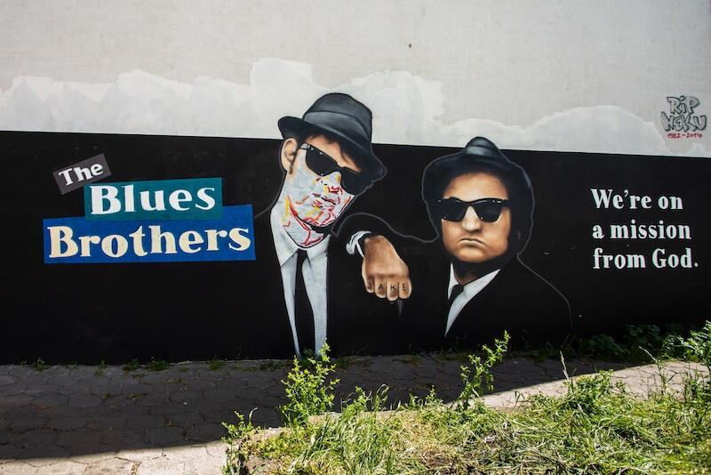 Dan Aykroyd i John Belushi w 1980 roku wcieli się w role braci (Jake'a i Elwood'a Blues), którzy stali na czele legendarnej  kapeli bluesowej z Chicago