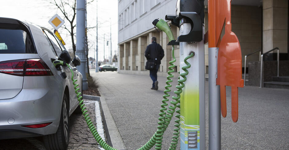 Jednym z zadań samorządów dotyczących elektromobilności jest rozbudowa ogólnodostępnej sieci ładowania pojazdów elektrycznych,. W Gdańsku takich punktów na razie jest 52 a 21 jest w trakcie budowy. W najbliższych miesiącach powstaną kolejne