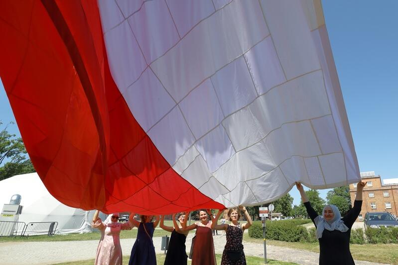 Patchworkowa biało-czerwona flaga została uszyta przez gdańskie wolontariuszki rok temu, z okazji jubileuszu 30-lecia wyborów czerwcowych, które przesądziły o upadku PRL i otworzyły drzwi do wolnej Polski. Po raz pierwszy została uroczyście wciągnięta na maszt Góry Gradowej 30 czerwca ub. roku. Dziś na ten maszt wraca 