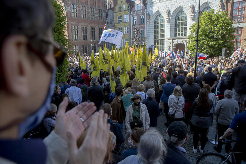 Przyszły tysiące ludzi, przemówienia prezydentów Gdańska i Warszawy często przerywał aplauz i skandowanie imienia Rafała Trzaskowskiego