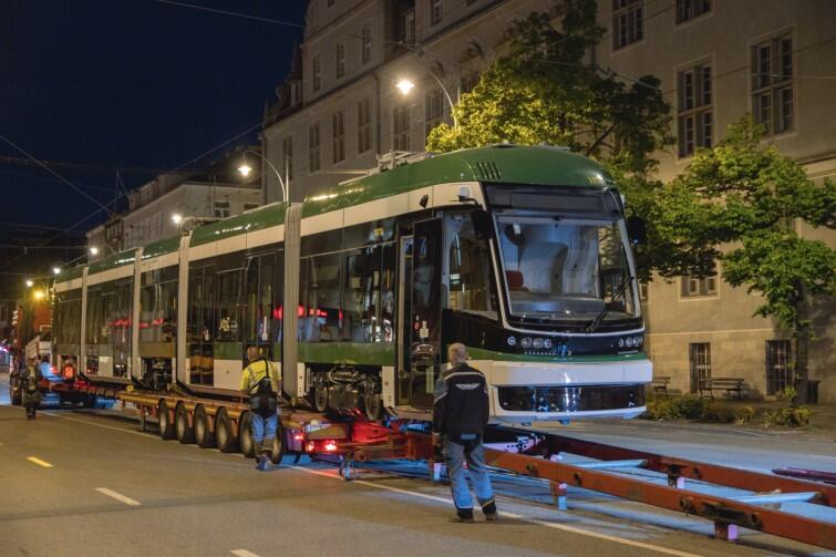 Tramwaj przyjechał z Bydgoszczy do Gdańska na samochodowej lawecie, na tory postawiono go przy pomocy specjalnej pochylni 