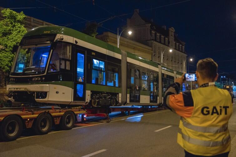 To już ostatnia, 15-a Pesa z transzy zamówionej w zeszłym roku przez Miasto Gdańsk w fabryce w Bydgoszczy. W realizacji jest już następny kontrakt, pierwsze tramwaje przyjadą jeszcze w tym roku, ale biało-zielony będzie tylko ten jeden, kóry właśnie przybył do Gdańska