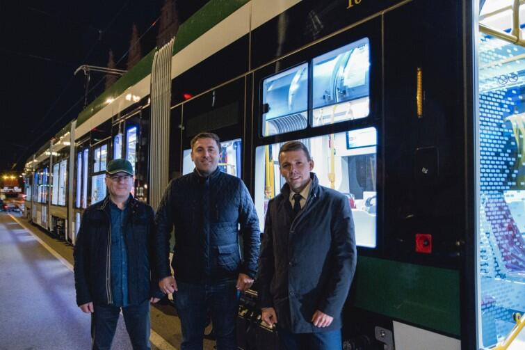 Od lewej: dyrektor GAiT Maciej Lisicki, zastępca prezydenta Gdańska Piotr Borawski i Marcin Grzyb, dyrektor sprzedaży Pesa Bydgoszcz, który osobiście nadzorował nocny transport nowego tramwaju do Gdańska 