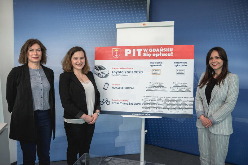 Tegoroczna loteria organizowana była przez firmę Grzegrzółka&Ko. Za przebieg losowania odpowiedzialne były przedstawicielki tej firmy: (od lewej) Lidia Penkala i Anna Maślana oraz prowadząca Natalia Gawlik