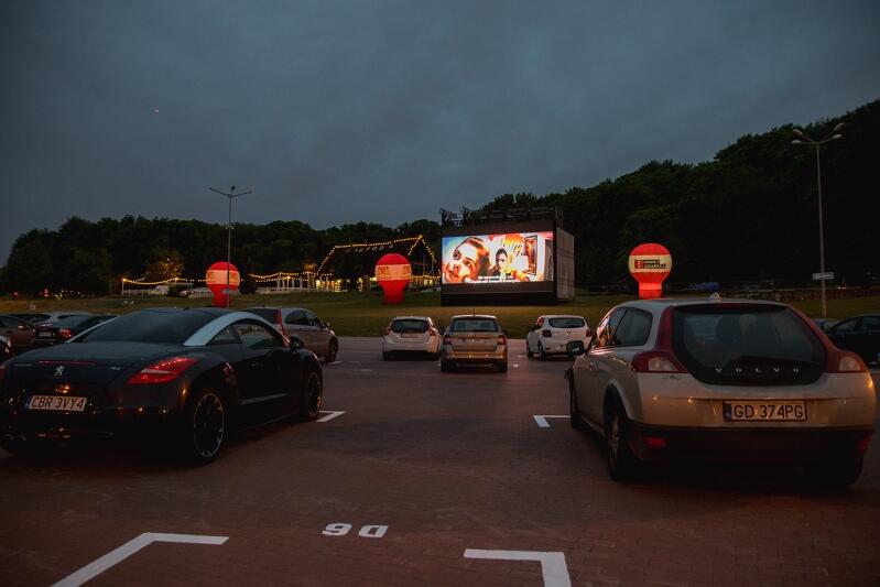 Kino samochodowe na Placu Zebrań Ludowych zadebiutowało w ostatni weekend maja 2020, inicjatywa będzie kontynuowana w każdy weekend od 6 czerwca do 9 sierpnia