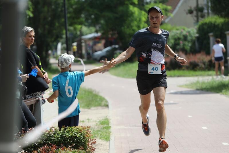 Bieg do Źródeł w Parku Jelitkowskim w czerwcu 2019 roku. W tym roku wspólne bieganie i przybijanie piątek  tylko wirtualnie