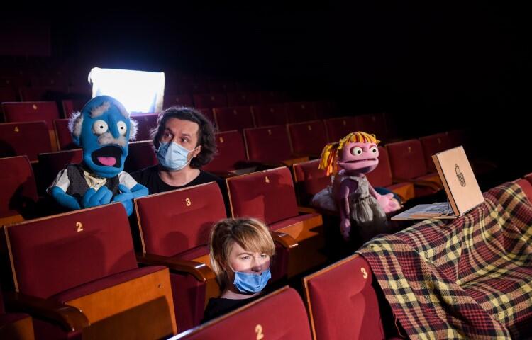 Pięcioodcinkową serię filmową “Papety: z ostatniej chwili” produkuje Miejski Teatr Miniatura. Rodzina Papetów przybliża dzieciom problemy współczesnego świata 