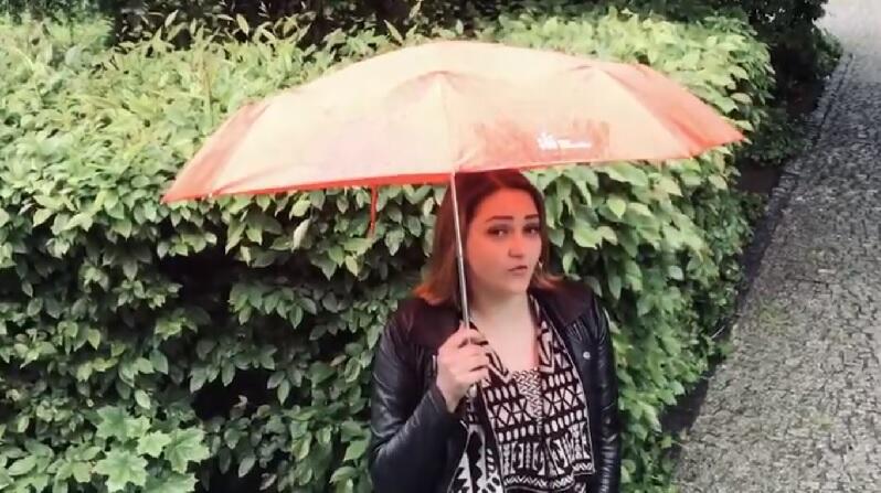 Deszczowa piosenka Emilii Cyran - kadr z teledysku do piosenki `Tak się zaczęło`