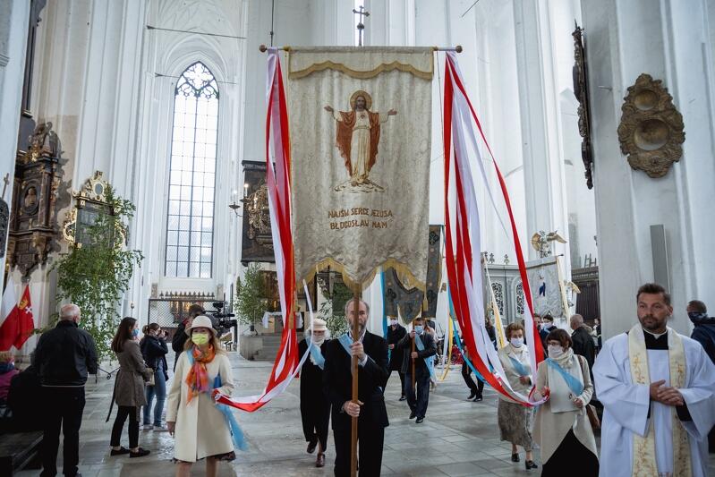 Bazylika Mariacka w Gdańsku jest jedną z najpiękniejszych i największych świątyń w kraju, jest w stanie pomieścić nawet 10 tys. osób. W tegorocznej uroczystości Bożego Ciała z powodu trwającej epidemii uczestniczyło zaledwie kilkaset osób, do których zaapelowano o zachowanie zasad bezpieczeństwa