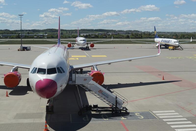 Branży lotniczej w Polsce grozi zapaść, jeśli rygory przeciwepidemiczne nadal będą ostrzejsze niż za granicą. Ofiarą padną nie tylko porty lotnicze, ale też LOT jako tzw. przewoźnik narodowy