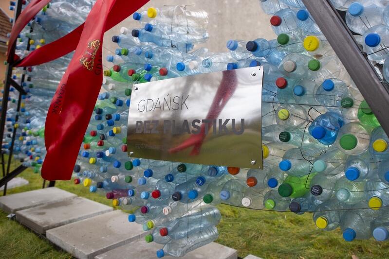 Odłonięcie ekologicznej rzeźby - instalacji z zużytych butelek promującej postawy proekologiczne wśród dzieci i młodzieży oraz pokaz recyclingowej mody. Gdańsk Świbno, Szkoła Podstawowa nr 88 