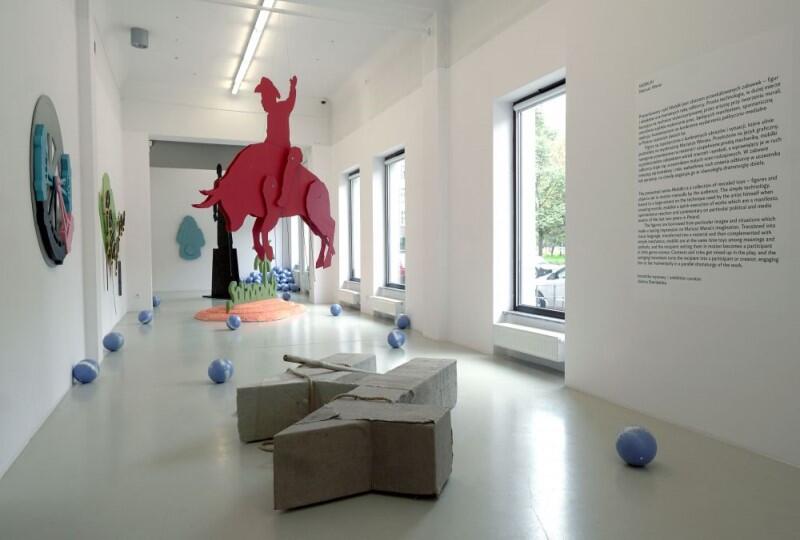 Wystawa otwarta jest do 20 czerwca 2020 r. Figury są zapożyczone z konkretnych obrazów i sytuacji, które silnie podziałały na wyobraźnię Mariusza Warasa