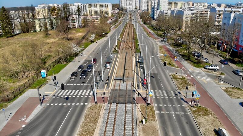 Dzięki budowie alei Pawła Adamowicza mieszkańcy zyskali nowe połączenia międzydzielnicowe: piesze, rowerowe, tramwajowe oraz samochodowe