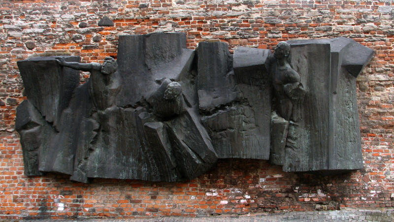 Brązowe epitafium na murze dawnego dziedzińca Poczty Polskiej w Wolnym Mieście Gdańsku, autorstwa Marii i Zygfryda Korpalskich