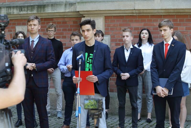 Podczas konferencji Młodzieżowa Rady Miasta Gdańska oficjalnie potępiła ataki na społeczność LGBT i dyskryminowanie mniejszości. Wyraziła solidarność z osobami doświadczającymi przemocy słownej i fizycznej