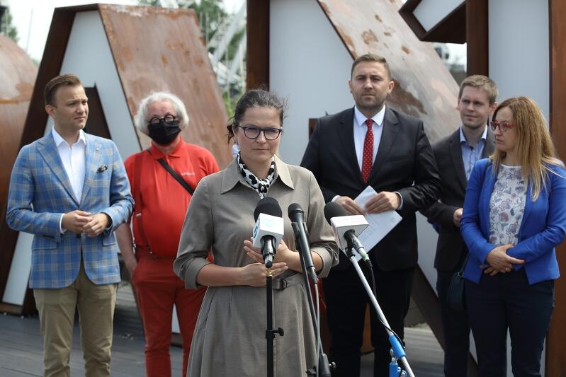 W sobotę, 20 czerwca, pod napisem GDAŃSK na Ołowiance odbył się briefing prezydent Gdańska Aleksandry Dulkiewicz, wraz z zastępcami i radnymi, w sprawie spotu o finansowaniu przez rząd działań samorządowych