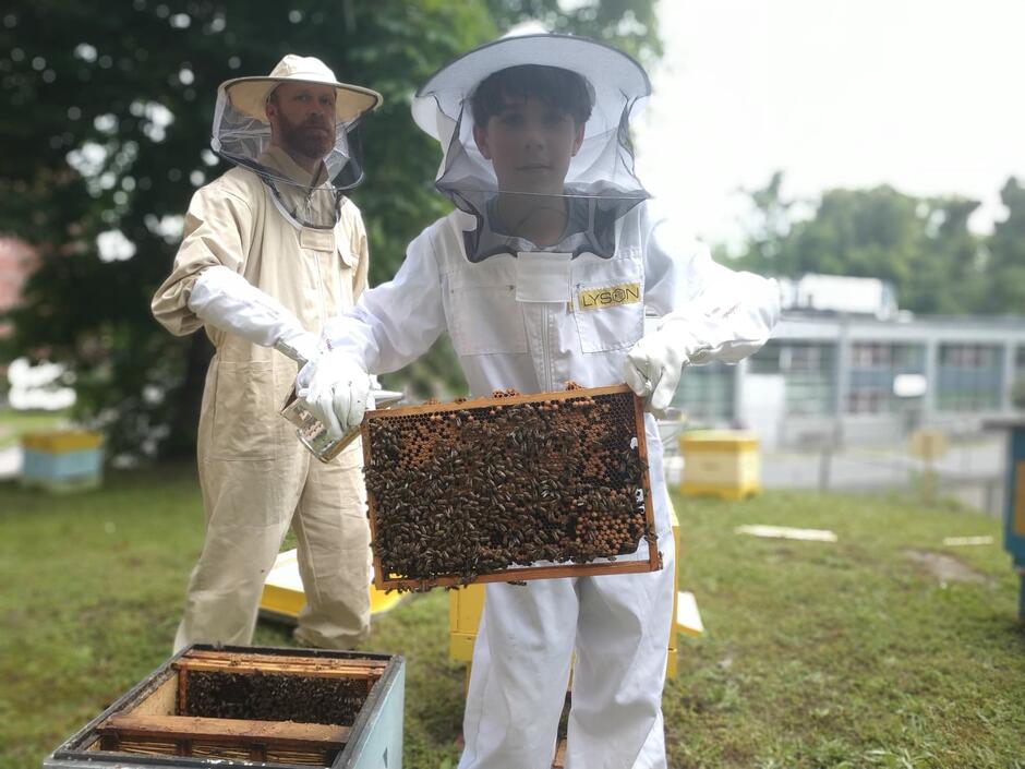 Bolek i Maciej Jacaszek, dzień osadzania pszczół na Politechnice Gdańskiej, 20 czerwca 2020 r.