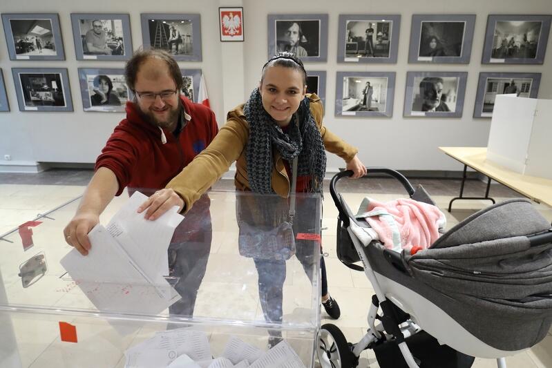 Przed niedzielnymi wyborami koniecznie sprawdźcie, gdzie głosujecie. Nz. gdańska rodzina głosuje w wyborach do Parlamentu RP, 13 października 2019 r.