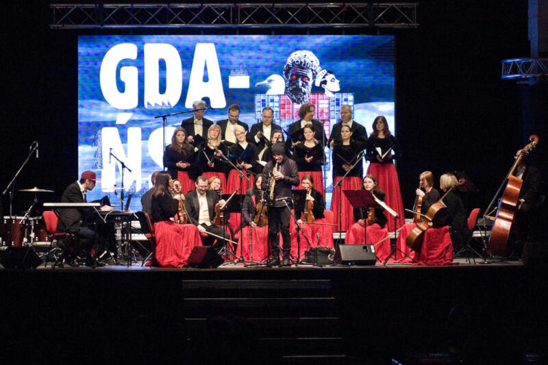 Cappella Gedanensis - najbardziej znany zespół wokalno-instrumentalny w Trójmieście, który może poszczycić się karierą na świecie, zaprasza na cykl koncertów online w nowej sali koncertowej