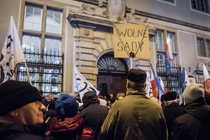 Atak na niezależność sądów w Polsce i niedawna sytuacja z nielegalnymi wyborami korespondencyjnymi, do których miało dojść 10 maja, były jednymi z głównych tematów europejskiej konferencji poświęconej praworządności