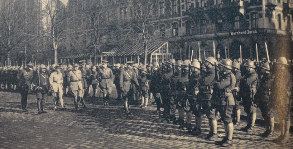 Defilada wojsk alianckich, które przybyły do miasta, w tle hotel ‘Danziger Hof’