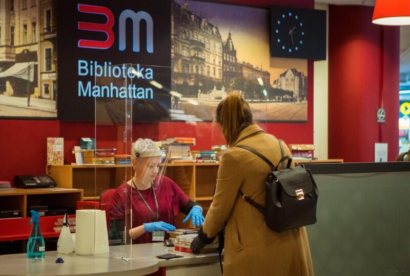 W Bibliotece Manhattan obowiązuje nadal rygor sanitarny, ale od dzisiaj sami możemy sięgać po książki stojące na regałach