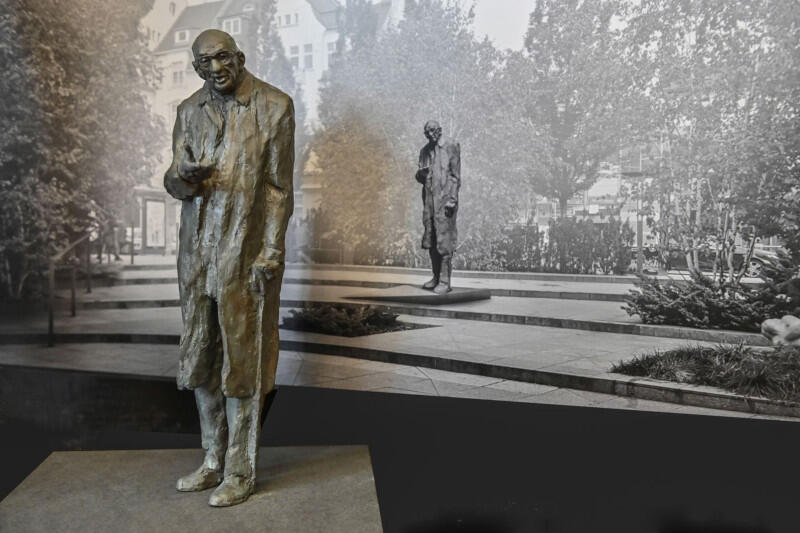 Profesor Władysław Bartoszewski - postać wybitna - zostanie upamiętniony pomnikiem przy budynku Sopot Centrum. Rada Miasta Sopotu nadała mu też tytuł Honorowego Obywatela. W Sopocie obecny był bardzo często, zwłaszcza w ciągu ostatnich kilkunastu lat życia.