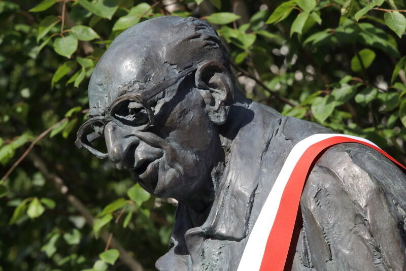 Pomnik profesora Władysława Bartoszewskiego stanął w Sopocie, na placu przed budynkiem Sopot Centrum. Jest uhonorowaniem postaci człowieka, który zasłynął m.in. słowami „Warto być przyzwoitym”.