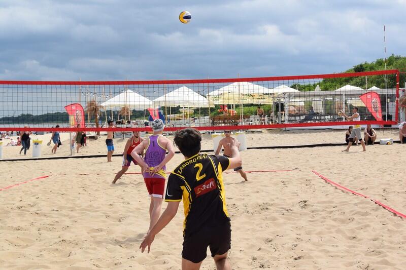 Turnieje piłki siatkowej na plaży w Brzeźnie organizowane przez GOS odbywać się będą w każdą niedzielę lipca 