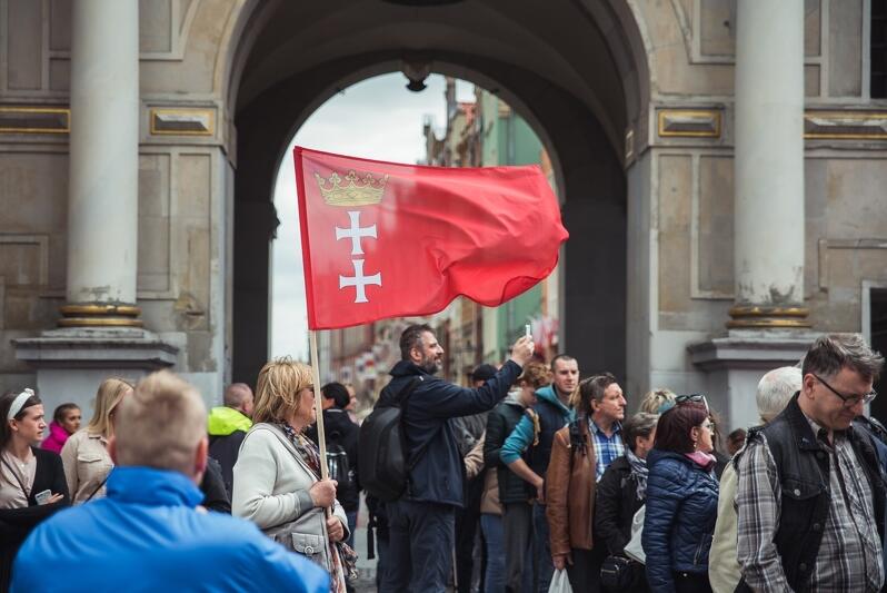 Rok 2019, mieszkańcy w kolejce po flagi Gdańska - w przededniu święta miasta