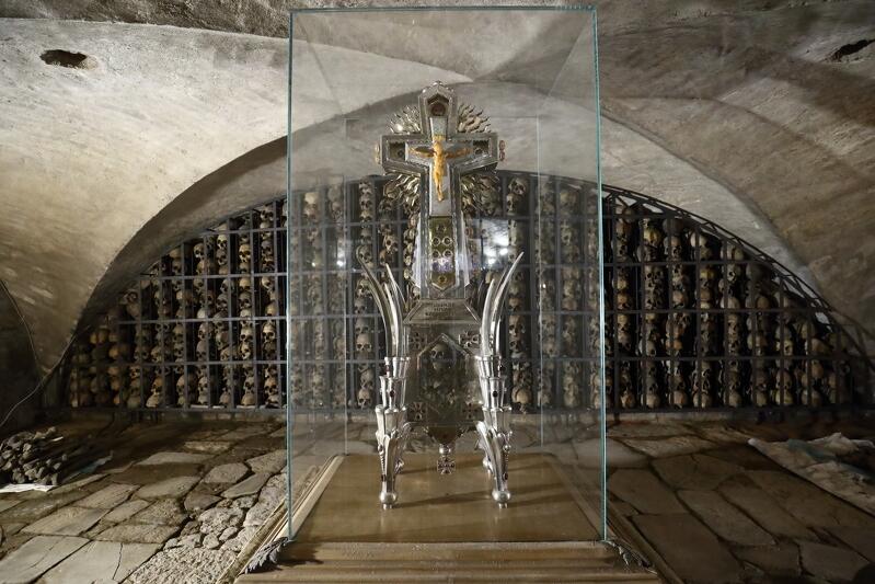 Relikwie św. Brygidy w postaci jej żuchwy znajdują się w centralnym miejscu krypty w ogromnym relikwiarzu autorstwa Wawrzyńca Sampa 
