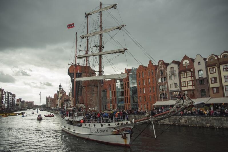 Tak było rok temu na początku lipca: parada żaglowców, jachtów i innych jednostek pływających na zakończenie Zlotu Żaglowców Baltic Sail Gdańsk 2019 