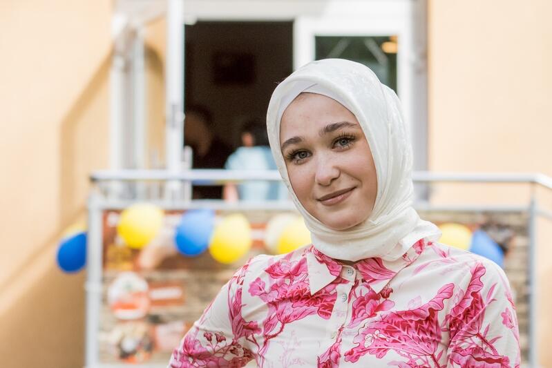 A `tytułowa` Azima to córka Susanny İzzetdinovej, która najbardziej pomaga mamie w prowadzeniu biznesu