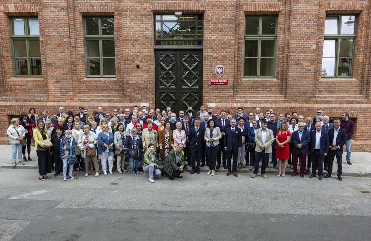 Uczestnicy oficjalnego otwarcia zrewitalizowanych budynków przy ul. Lastadia w Gdańsku przed obecną siedzibą Wydziału Geodezji UMG - wcześniej Gimnazjum Miejskie