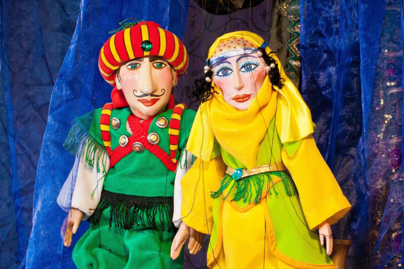 Marionetki animowane przez aktorów z Teatru Qfer zabiorą dzieci i ich rodziców, dziadów oraz opiekunów do odległego baśniowego świata